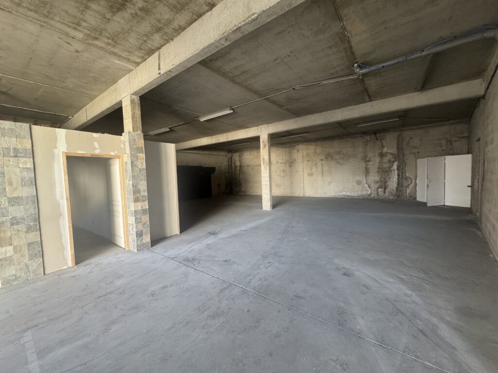 Entrepôt 200m2 b